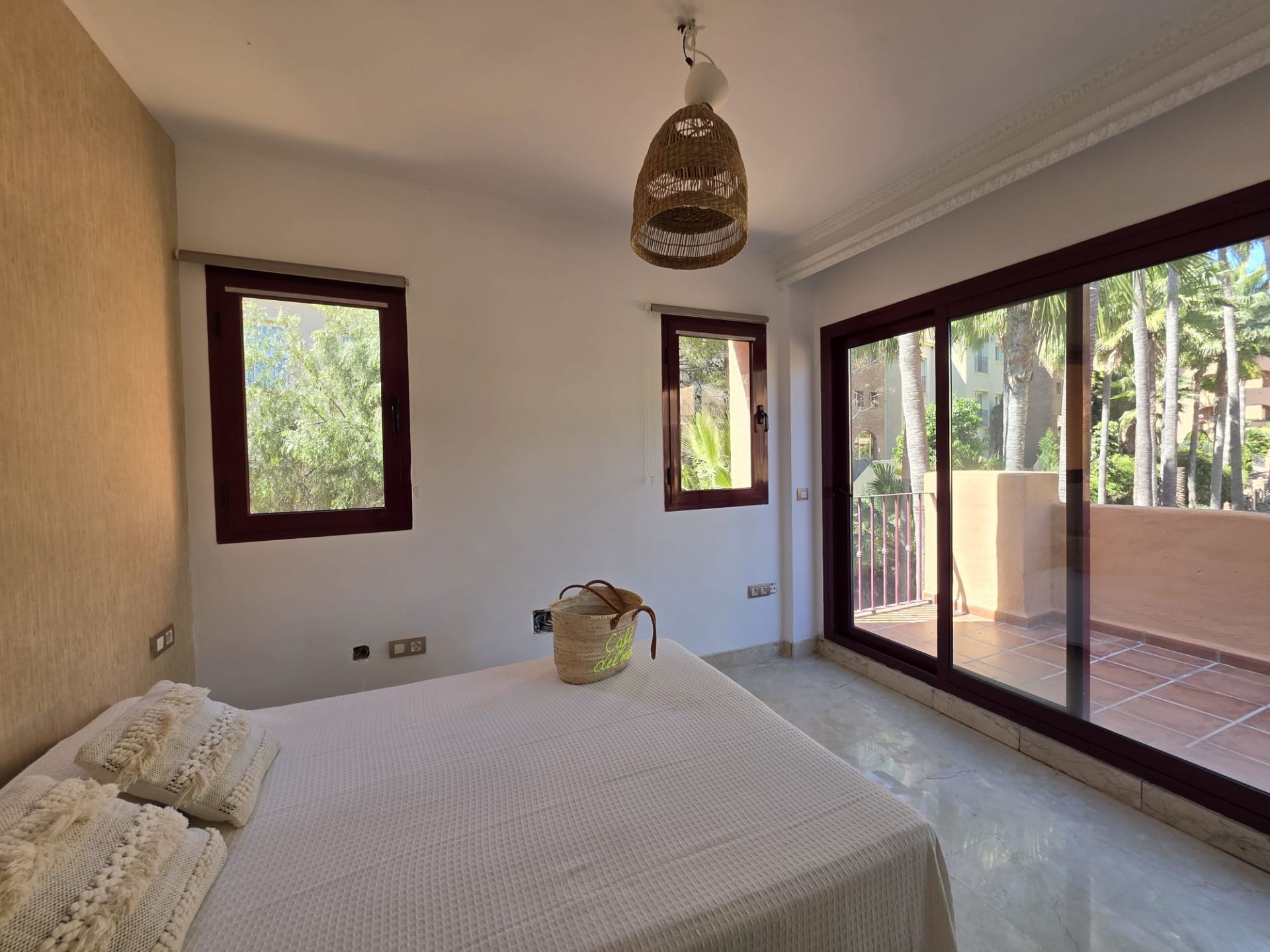 Ático dúplex de esquina con solárium de 70 m² junto a Villa Padierna – Jardines del Albaicín amueblado.